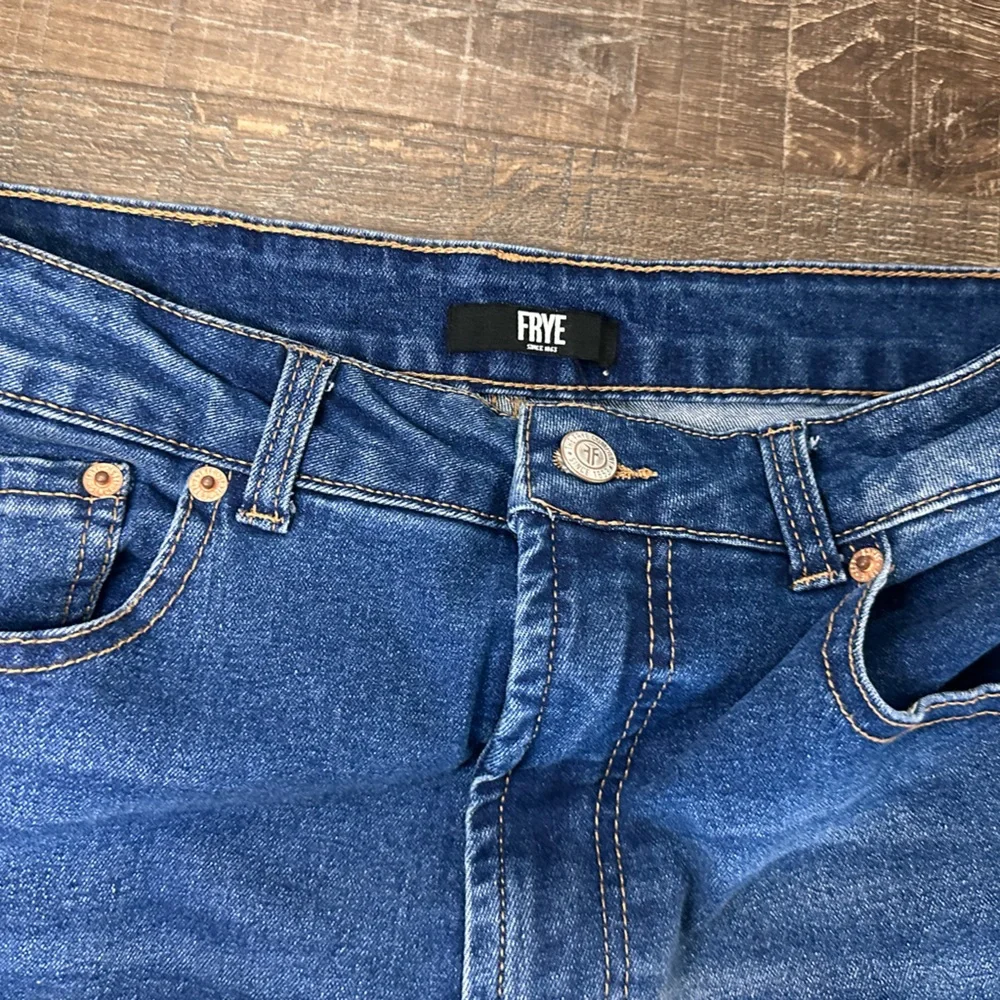 Frye High Rise Medium Blue Denim Jeans 10/30 - Picture 2 of 5